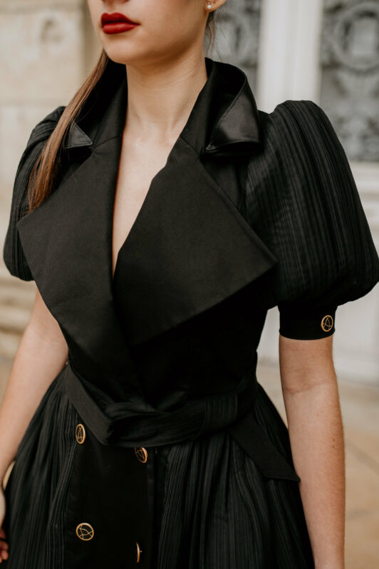 Détails encolure robe blazer noire - By Sue Sue - Styliste Dijon