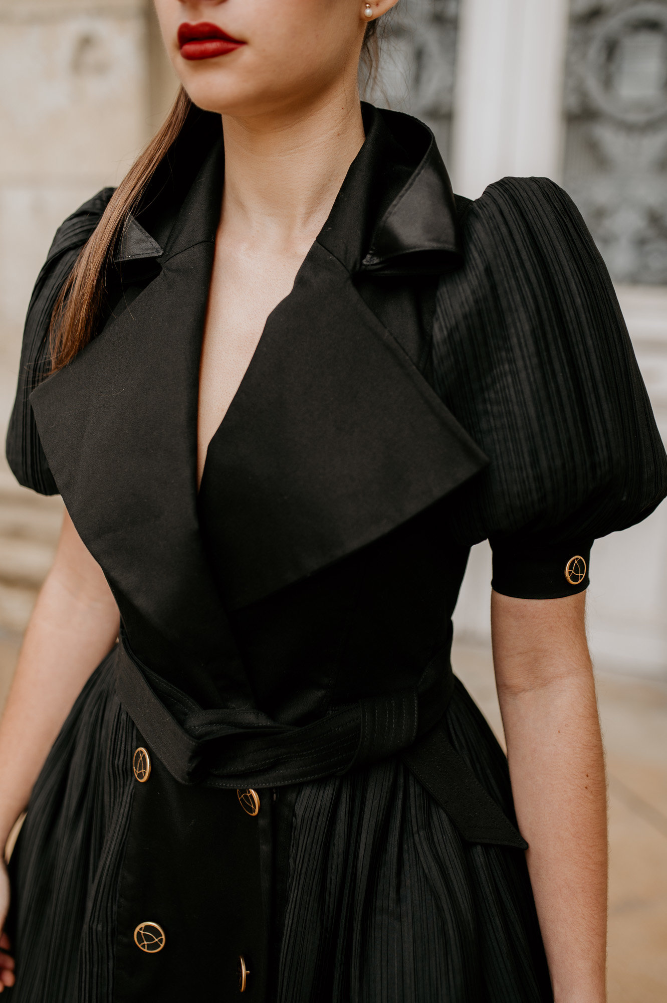 Détails encolure robe blazer noire par By Sue-Sue